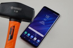 Thử độ bền của Galaxy S9+ bằng cách dùng dao và búa tra tấn không thương tiếc