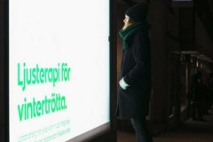 Hiệu thuốc Apotek Hjartat tại Thụy Điển biến màn hình cửa sổ thành nguồn sáng trị liệu