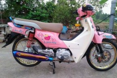 Honda Cub Fi độ ấn tượng với 'dàn áo' Hello Kitty cùng loạt đồ chơi hàng hiệu