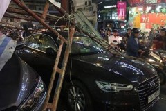 Mưa, gió trái mùa làm đổ giàn giáo đè trúng ô tô sang