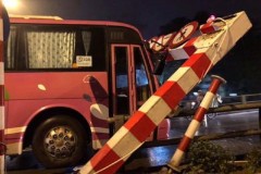 Xe 45 chỗ húc đổ cổng hạn chế chiều cao cầu vượt Tây Sơn-Thái Hà