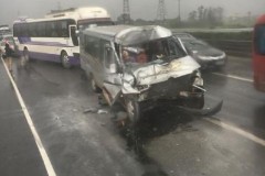 Xe khách 16 chỗ đâm xe tải trên cao tốc Pháp Vân - Cầu Giẽ, nhiều người bị thương