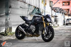 BMW S1000R 'Cá mập con' lạnh lùng bên tone màu đen huyền bí