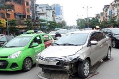 4 xe đâm nhau trên phố Tây Sơn, 2 người bị thương