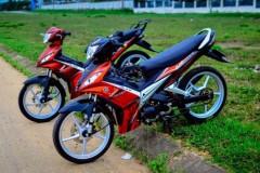 Cặp đôi Exciter 135 độ khoe dáng bên vệ đường chiều hoàng hôn