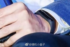 Lộ diện hình ảnh CEO của Xiaomi xuất hiện cùng Mi Band 3