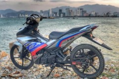 Exciter 150 độ khoe dáng bên bờ đá biển