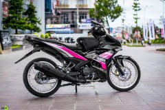 Exciter 150 độ mang vẻ đẹp giản đơn với tone màu 'hồng đen' cá tính