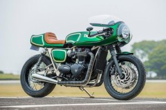 Triumph T120 nổi bật với màu xanh bích và phong cách Cafe Racer