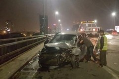 Xế hộp lật nhào nát bươm sau cú đâm vào xe tải