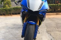 Yamaha R1 độ phá cách với tông màu xanh nhám