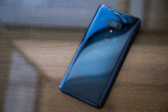 Lý do HTC U12+ không được trang bị tính năng sạc không dây dù có mặt lưng kính