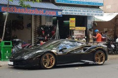 Bắt gặp siêu xe Ferrari 488 GTB độ mâm hợp kim trên phố Sài Gòn