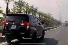 Toyota Innova đi lùi trên đường dẫn lên cầu Nhật Tân