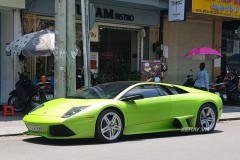 Bắt gặp Lamborghini Murcielago xanh cốm biển bốn số 8 phơi nắng dưới phố