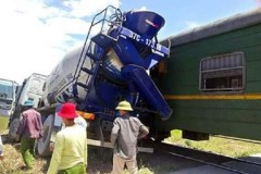 Liên tiếp tai nạn đường sắt: Tàu hỏa lại đâm bẹp xe bồn bê tông ở Nghệ An