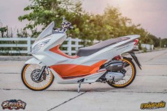 PCX 150 độ mang vẻ đẹp tinh tế với thân hình trắng như Ngọc Trinh