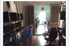 Quán net mở từ sáng đến 4 giờ chiều được mỗi 3 khách, tiền thu còn không đủ mua bánh mỳ