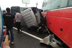 Tai nạn liên hoàn giữa 4 ô tô trên cao tốc, khiến 2 người thương vong