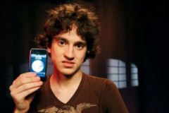 Người đầu tiên mở khóa iPhone khi 17 tuổi và đổi ngang máy với xe hơi