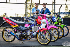 Bóng hồng sexy đọ dáng bên 4 chiến binh huyền thoại của làng xe Thái