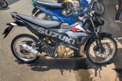 Satria f150 độ hài hòa với phong cách bánh căm đầy quen thuộc