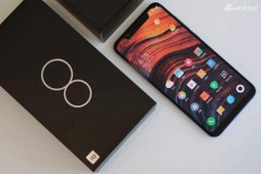 Trên tay Xiaomi Mi 8: Thiết kế đẹp, cấu hình mạnh và giá phải chăng