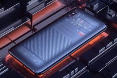 Xiaomi lên tiếng về tin đồn dùng hình dán rẻ tiền cho mặt lưng trong suốt của Mi 8 Explorer Edition
