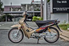 Wave 100 độ nổi bật với hàng tấn đồ chơi Titan trên người