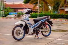 Wave 110 độ bốc cháy vẻ đẹp nguyên thủy trước cây xăng nước bạn