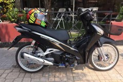 Wave 125i độ khoe dáng xinh xắn trong nắng chiều ven đường