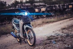 Wave 125i độ - mang vẻ đẹp huyền bí bên 'nghĩa địa' tàu hỏa