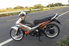 Cặp đôi Exciter 135 độ khoe dáng bên con đường quê quen thuộc