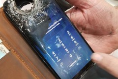 Smartphone Samsung vẫn có thể hoạt động được khi trên màn hình có một lỗ to