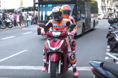 Marc và Dani chơi combo full option đi dạo phố bằng SH