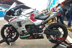 Chiêm ngưỡng chiếc R25 phiên bản đường đua đến từ thợ Nhật Bản