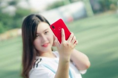 Đố bạn: Bạn nữ xinh trong ảnh cầm smartphone gì?