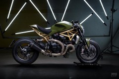 Ducati Monster 1200R nổi bật với tone màu xanh Camo và bộ khung mạ vàng 24K