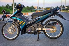 Exciter 135 độ tung bay giữa đường trong cơn gió nhẹ chiều mùa mưa