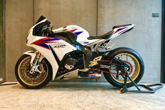 Honda CBR1000RR bản độ trắng tinh khôi đầy xúc cảm