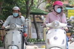 Lỗi sử dụng điện thoại, ô dù khi điều khiển xe máy phạt bao nhiêu tiền?