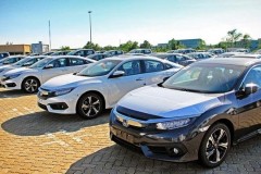Ô tô nhập khan hiếm, khách hàng bị làm giá