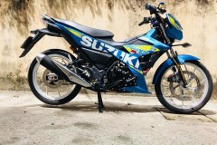 Raider 150Fi độ khủng khoe dáng trong con hẻm vắng người