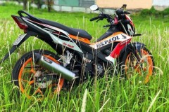 Sonic 150r độ tinh tế khoa dáng bên bãi cỏ chiều hè