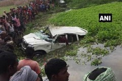 Xe đi đám cưới lao xuống ao, 6 người thiệt mạng