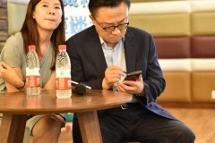 Galaxy Note 9 bất ngờ xuất hiện trên tay CEO Samsung tại nơi công cộng