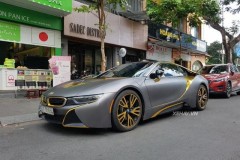 Bắt gặp BMW i8 khoác dàn áo màu xám nhám xuống phố
