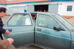 Ông Kim Jong-un ngồi trên chiếc xe cũ và khá sập sệ khi đi thị sát quân đội