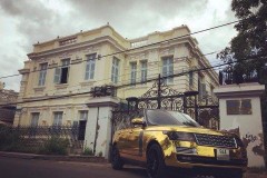 Range Rover mạ vàng thả dáng trước dinh thự của công tử Bạc Liêu