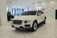 Hàng loạt siêu xe được trưng bày bên trong toà nhà Landmark 81